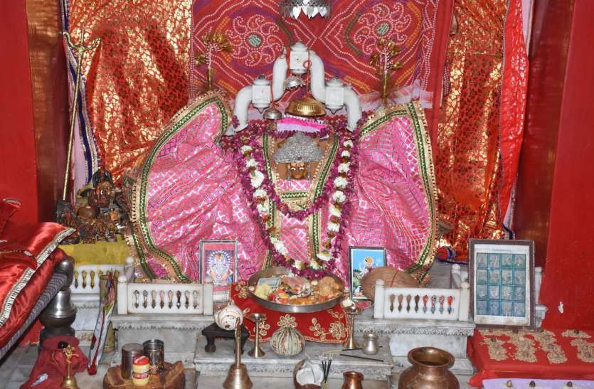 घरों में हुई घट स्थापना, बंद रहे मंदिर, चैत्र नवरात्रा शुरू घरों में हुई घट स्थापना, बंद रहे मंदिर, चैत्र नवरात्रा शुरू