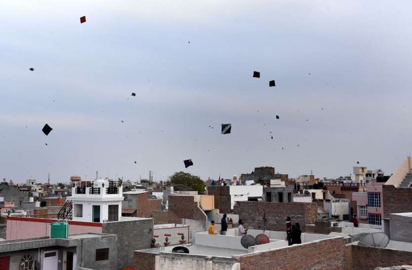 शाम को छतों पर पतंगबाजी का लुत्फ उठा रहे शहरवासी शाम को छतों पर पतंगबाजी का लुत्फ उठा रहे शहरवासी
