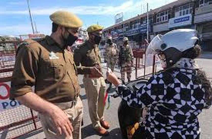 लॉक डाउन में घूमना पड़ा महंगा, पुलिस ने 30 जनों को किया गिरफ्तार लॉक डाउन में घूमना पड़ा महंगा, पुलिस ने 30 को किया गिरफ्तार