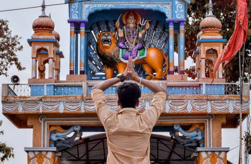 Bade Devi temple closed, even those who salute from outside बड़ी देवी मंदिर रहीं बंद बाहर से प्रणाम करने वालों को भी समझाइश