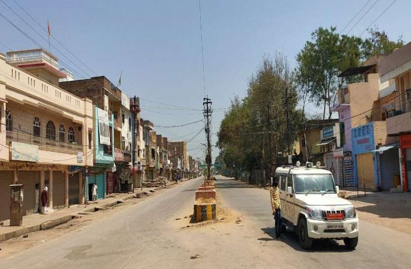 कफ्र्यू का पालन : बाहर निकलने वालों पर पुलिस ने बरसाए डंडे कफ्र्यू का पालन : बाहर निकलने वालों पर पुलिस ने बरसाए डंडे