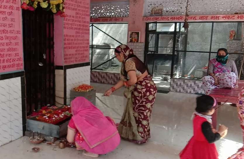 मंदिर में दर्शन करने वाले श्रद्धालुओं पर दिखा वायरस का भय, बारी बारी से किए आदिशक्ति के दर्शन मंदिर में दर्शन करने वाले श्रद्धालुओं पर दिखा वायरस का भय, बारी बारी से किए आदिशक्ति के दर्शन