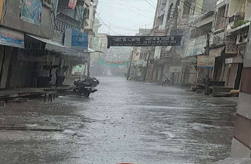 कहीं तेज तो कहीं हल्की बूंदाबांदी ने घोली ठंडक कहीं तेज तो कहीं हल्की बूंदाबांदी ने घोली ठंडक