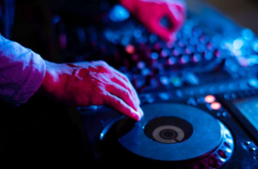 dj_d-nice_hosts_10-hour_instagram_live_social_distancing_dance_party.jpg कोरोना: इस शख्स ने 10 लाख लोगों के साथ की पार्टी, सोशल डिस्टेंस के नियम का भी हुआ पालन, जानें कैसे