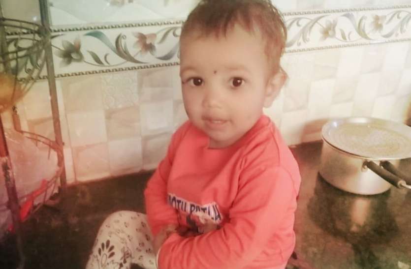 खेलते-खेलते पानी की ठेल में डूबी डेढ़ साल की मासूम, मौत खेलते-खेलते पानी की ठेल में डूबी डेढ़ साल की मासूम, मौत