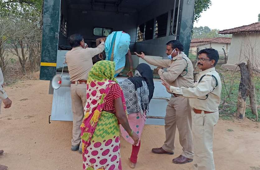 ग्रामीणों में हाथियों का खौफ, दूसरे दिन भी डटा रहा वन अमला, 230 ग्रामीणों को सुरक्षित जगह पर किया गया शिफ्ट