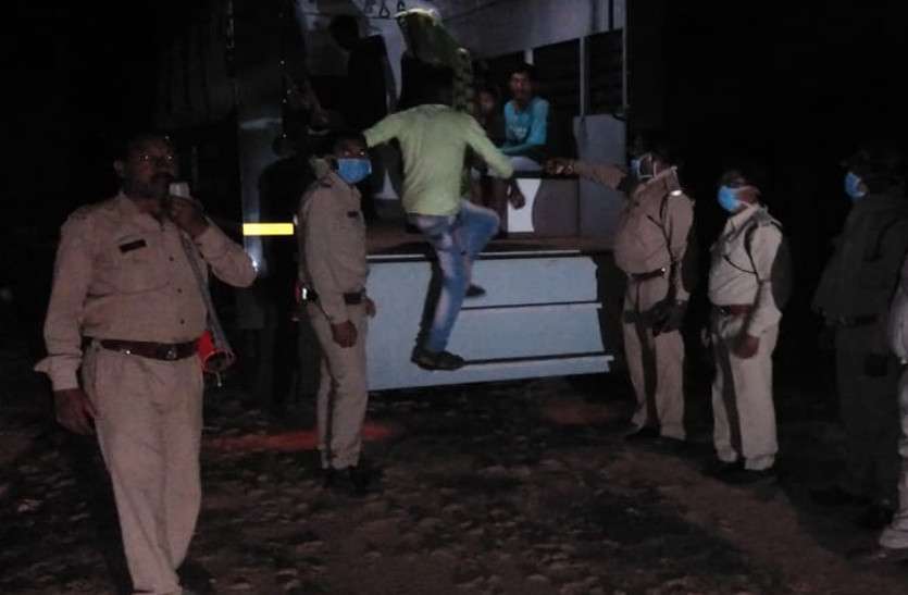 ग्रामीणों में हाथियों का खौफ, दूसरे दिन भी डटा रहा वन अमला, 230 ग्रामीणों को सुरक्षित जगह पर किया गया शिफ्ट ग्रामीणों में हाथियों का खौफ, दूसरे दिन भी डटा रहा वन अमला, 230 ग्रामीणों को सुरक्षित जगह पर किया गया शिफ्ट