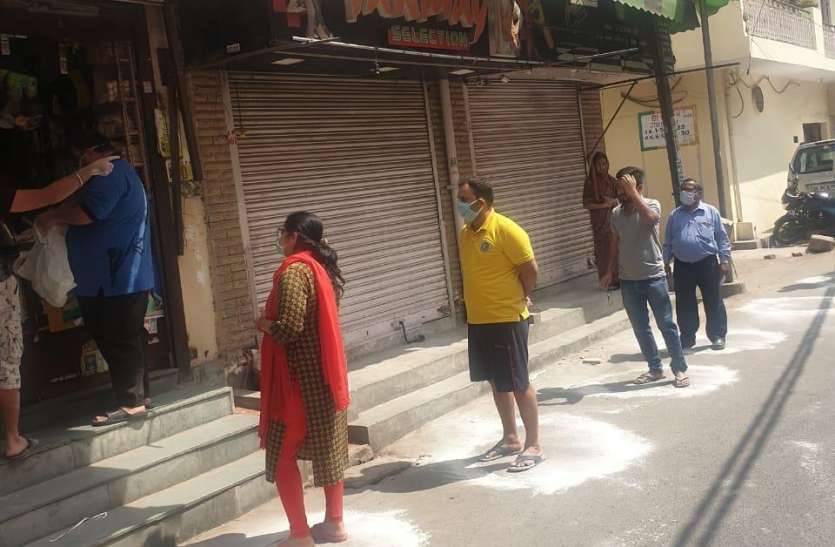 Unnecessary shop opened, police cracked down on 16 traders अनावश्यक दुकान खोली, पुलिस ने 16 व्यापारियों पर की कार्रवाई