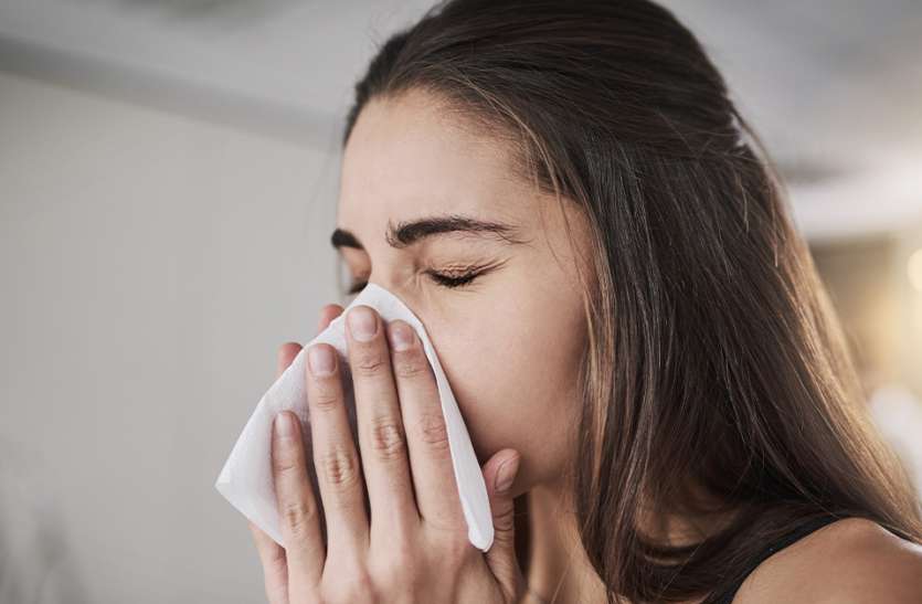 female_sneezing_ Social distancing: आखिर क्यों जरूरी है छह फीट या दो मीटर की दूरी