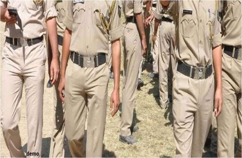 हार्ड वर्क: पुलिस के जवानों की छुट्टी रद्द, कुछ की बिगड़ी तबियत हार्ड वर्क: पुलिस के जवानों की छुट्टी रद्द, कुछ की बिगड़ी तबियत