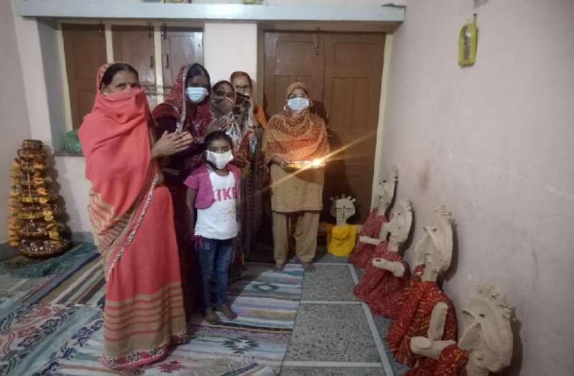 Gangaur Utsav 2020 Cancelled Due To Coronavirus कोरोना की वजह से इस बार गणगौर उत्सव फीका, केवल आरती कर रहे भक्त, वो भी मास्क लगाकर