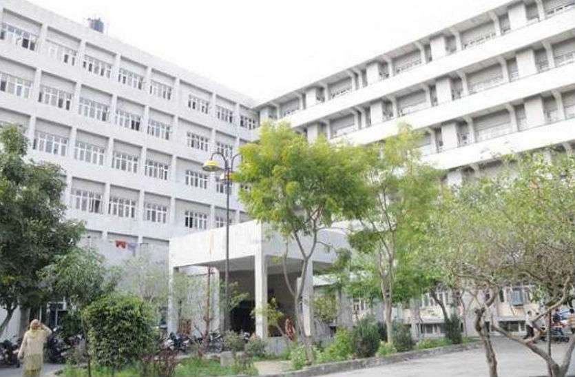 Guru nanak dev medical college amritsar पंजाब के दो चिकित्सकों में Coronavirus संक्रमण के लक्षण, आइसोलेशन वार्ड में रखे गए