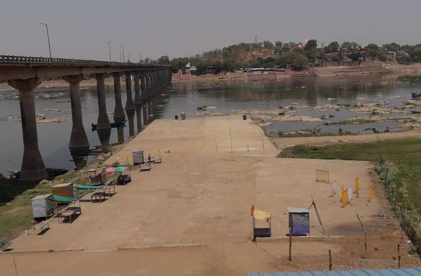 अमावस्या पर दिनभर सूना रहा घाट, चोरी छिपे स्नान करने गए लोगों को पुलिस ने लौटाया अमावस्या पर दिनभर सूना रहा घाट, चोरी छिपे स्नान करने गए लोगों को पुलिस ने लौटाया