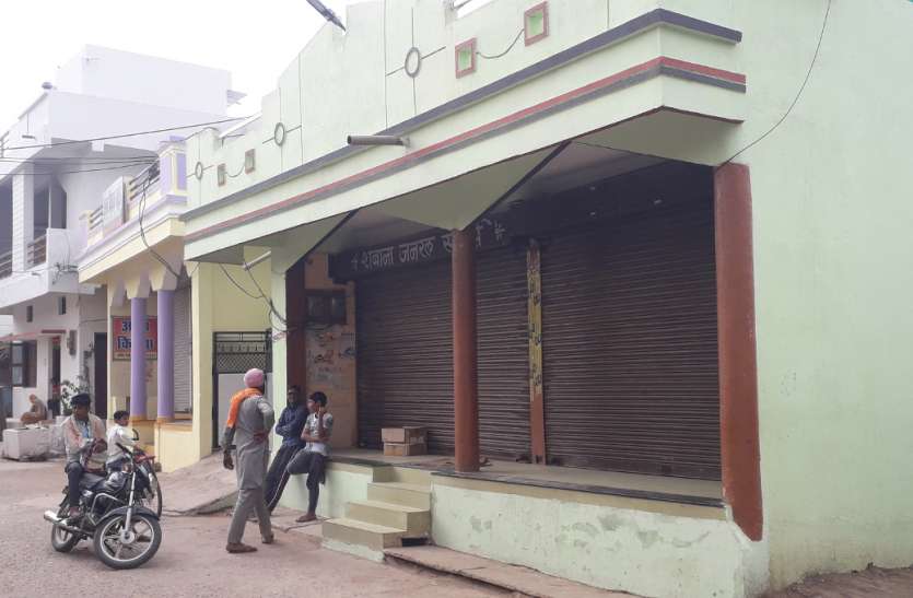 गांवों की किराना दुकानों में नहीं मिल रहा जरूरी सामान गांवों की किराना दुकानों में नहीं मिल रहा जरूरी सामान