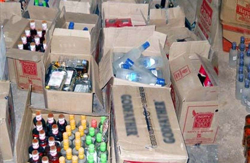 Alwar Police Arrest Two Accused Of Liquor Smuggling In Alwar कोरोना के मुश्किल समय में भी लालची लोग नहीं छोड़ रहे अवैध शराब तस्करी, पुलिस ने अलवर में यहां अवैध शराब से भरा ट्रक पकड़ा
