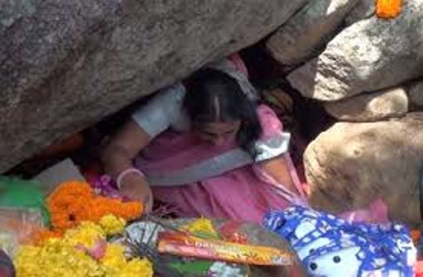 ये है देश का अनोखा मंदिर जहां रेंगकर दर्शन करते है श्रद्धालु, खीरा चढ़ाने पर होती है सारी मुरादें पूरी