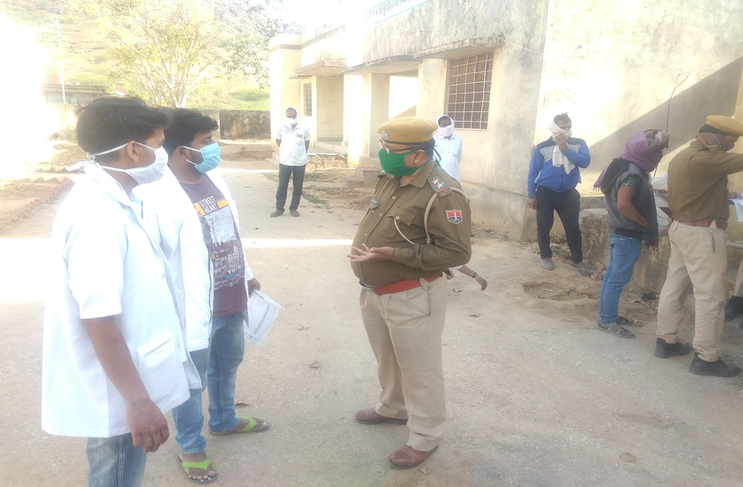 युवक-युवती के जंगल में मिले शव युवक-युवती के जंगल में मिले शव