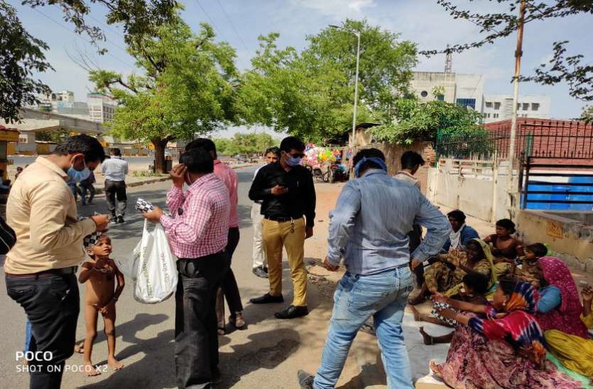संस्थाओं की मदद से जेट ने किया फूड पेकेट का वितरण संस्थाओं की मदद से जेट ने किया फूड पेकेट का वितरण