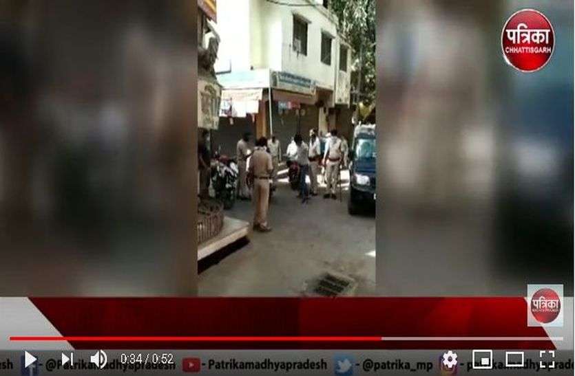 देखें VIDEO लॉकडाउन में बाहर निकले तो मिलेगा पुलिस के डंडो का प्रसाद