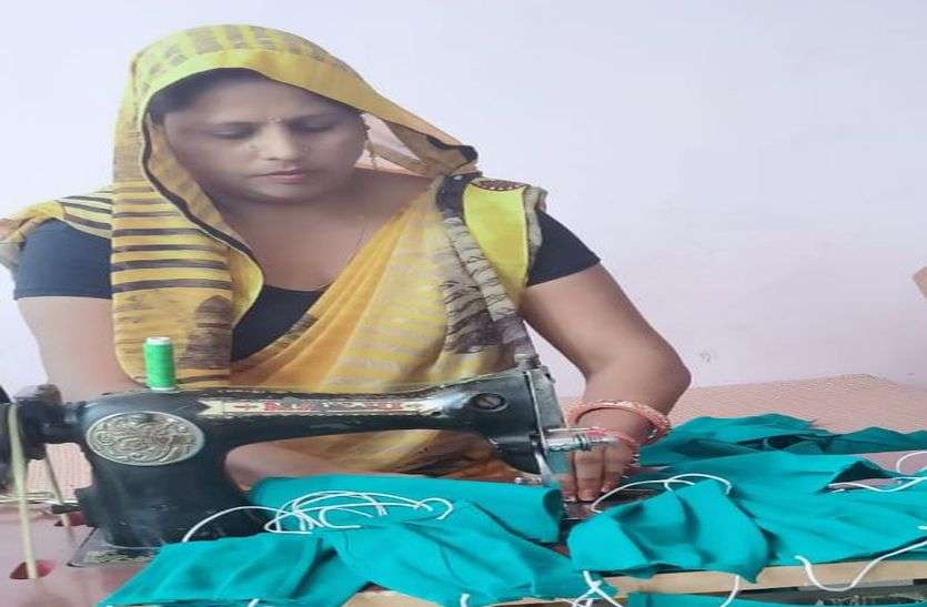 लक्ष्मी देवी ने सिलाई कर दो हजार से ज्यादा मास्क बना डाले महिला शक्ति को सलाम : कोरोना से जंग में जुटी, तीन दिन में ढाई हजार मास्क बनाकर बांटे