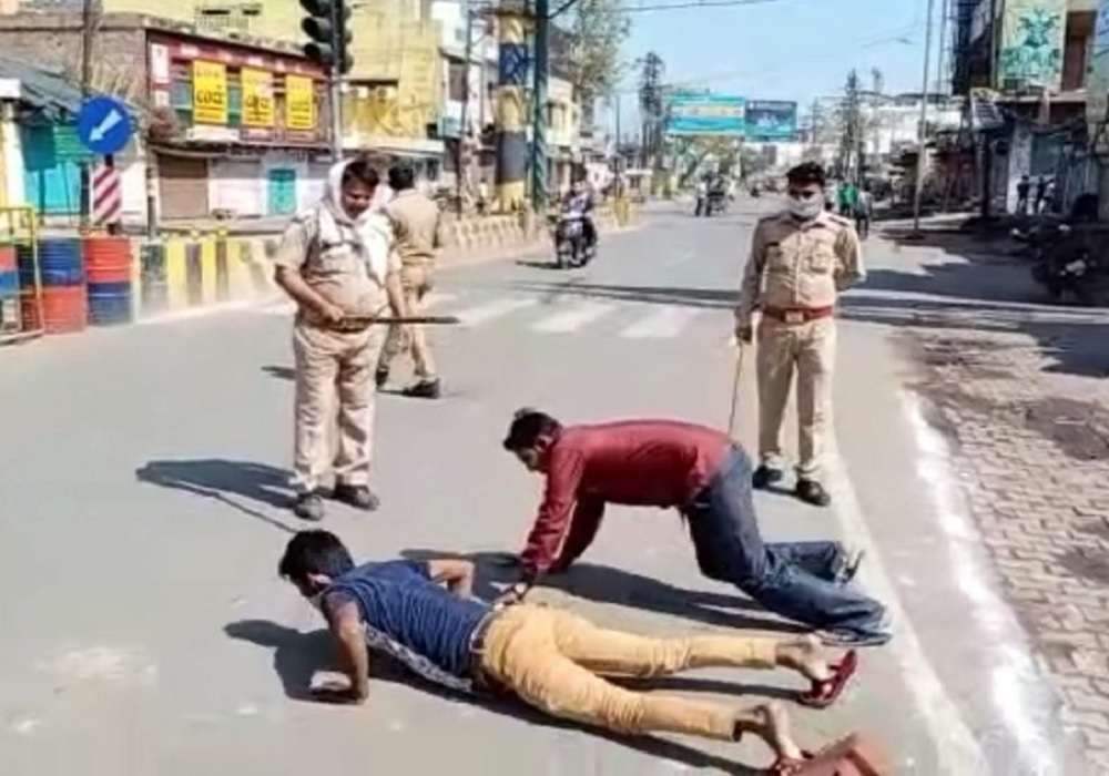 लॉकडाउन को इन हिम्मती लोगों ने दिखाया ठेंगा तो पुलिस ने सिखाया अनोखा सबक