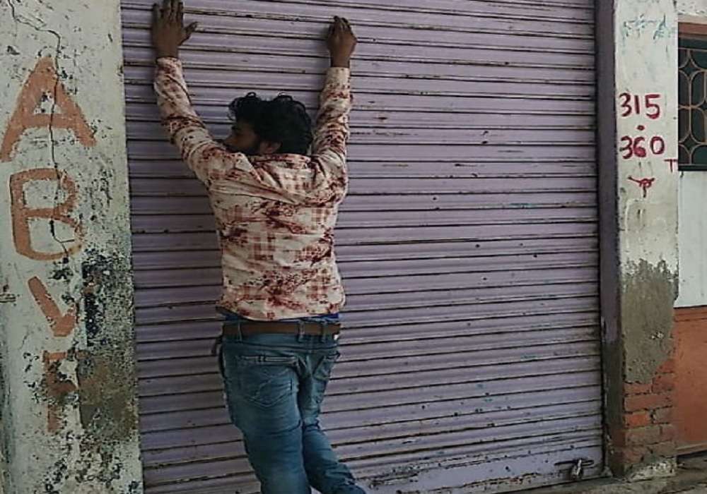 लॉकडाउन को इन हिम्मती लोगों ने दिखाया ठेंगा तो पुलिस ने सिखाया अनोखा सबक