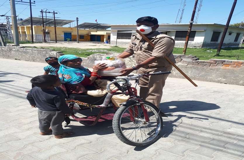 mbd_lockdown.jpg Lockdown में मुरादाबाद पुलिस का दिखा अलग ही चेहरा, विकलांग महिला को सामान देकर पहुंचाया घर