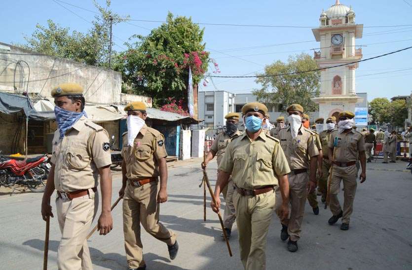 Lock down झूलेलाल जयंती पर मंदिर का ताला तोड़ने को लेकर भिड़े दो गुट