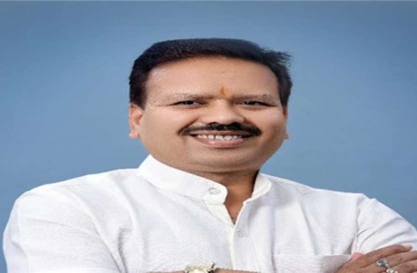 पहल: कोरोना वायरस से निपटने विधायक विनोद चंद्राकर ने एक महीने का वेतन मुख्यमंत्री सहायत कोष में किया दान पहल: कोरोना वायरस से निपटने विधायक विनोद चंद्राकर ने एक महीने का वेतन मुख्यमंत्री सहायत कोष में किया दान