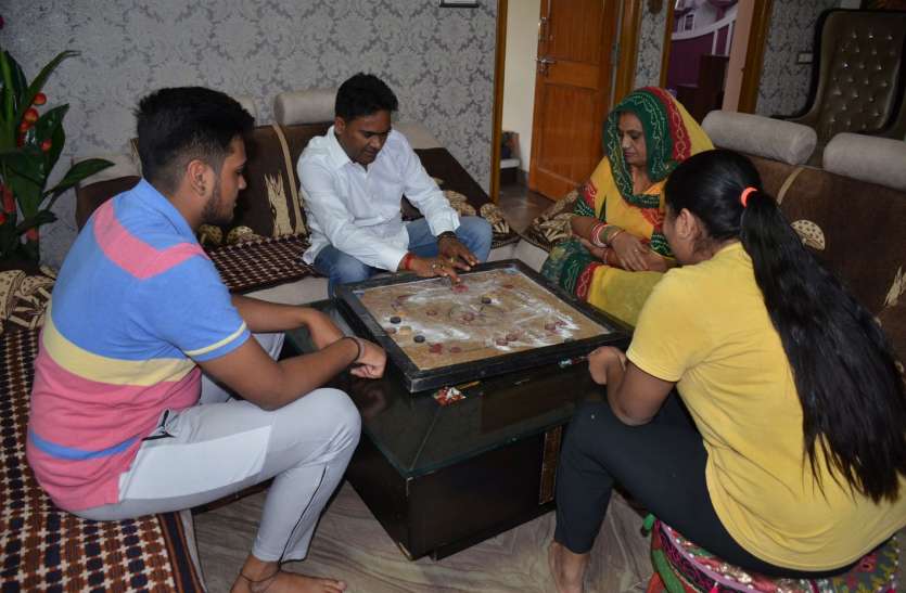 नेता क्यों कहने लगे घर पर मत आना, काम हो तो मोबाइल पर बताना नेता क्यों कहने लगे घर पर मत आना, काम हो तो मोबाइल पर बताना