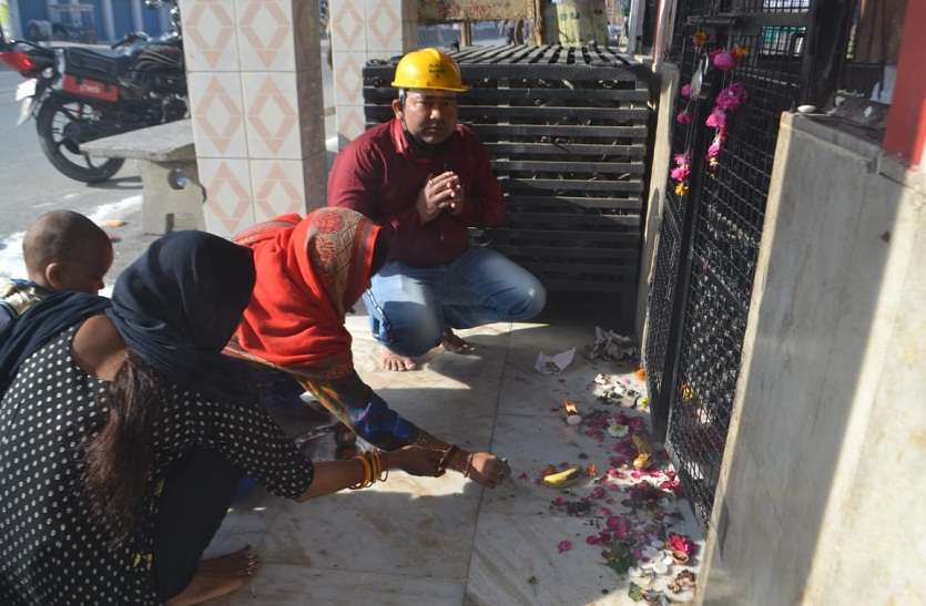 लॉक डाउन: नवरात्र में पहली बार सूने हुए मां के मंदिर, सब्जी मंडी में दिखी भीड़