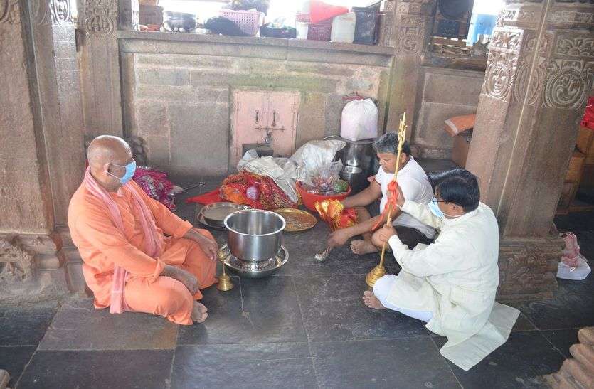 घर पर ही माता रानी की आराधना, कोरोना पर जीत की कामना घर पर ही माता रानी की आराधना, कोरोना पर जीत की कामना