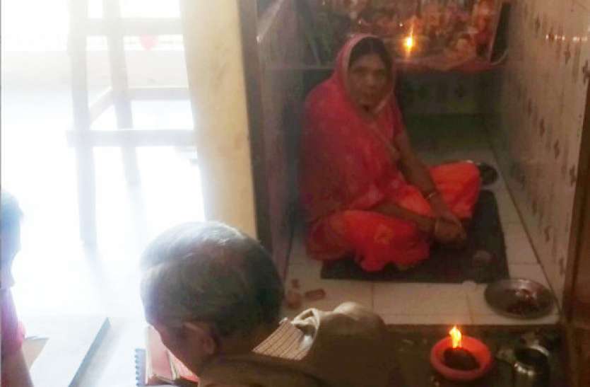 meerut Navratri 2020: कोरोना के कारण मंदिरों में प्रवेश पर रोक, घर पर ही भक्तों ने की मां की पूजा