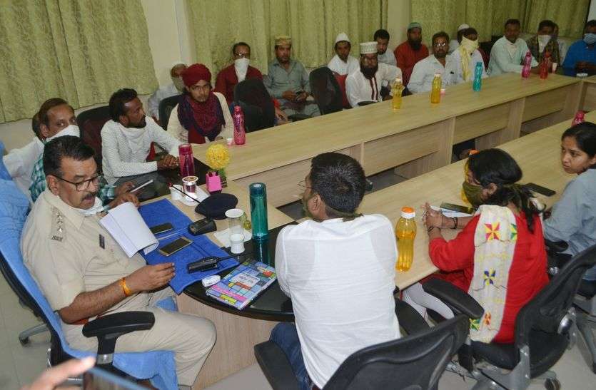 मस्जिद पर नवाज अदा पर रोक, घर से बाहर निकलने वालों पर कार्रवाई मस्जिद पर नवाज अदा पर रोक, घर से बाहर निकलने वालों पर कार्रवाई