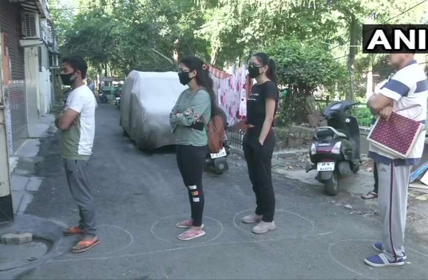 noida_1.jpg Lockdown: नोएडा के लोगों ने पेश की नजीर, इस तरह लिया दुकान से सामान
