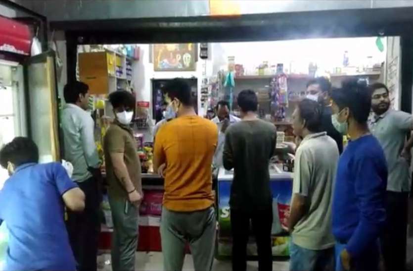 noida.jpg Lockdown की घोषणा के बाद भी राशन की दुकानों पर उमड़ रही भीड़, महीनेभर का स्टॉक खरीद रहे लोग