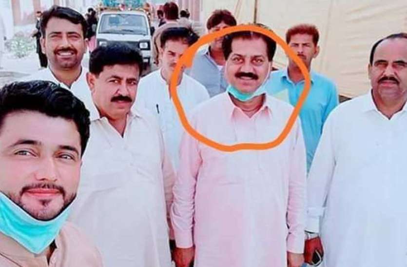 pak_2.jpg पाकिस्तान में कोरोना मरीज के साथ सेल्फी लेने की मची होड़, फोटो देख दुनिया माथा पीटने लगी