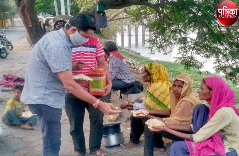 कोरोना के योद्धा : बेसहारों का सहारा बने ओम, मां की स्मृति में रोजाना बांट रहे बीस किलो रोटियां कोरोना के योद्धा : बेसहारों का सहारा बने ओम, मां की स्मृति में रोजाना बांट रहे बीस किलो रोटियां
