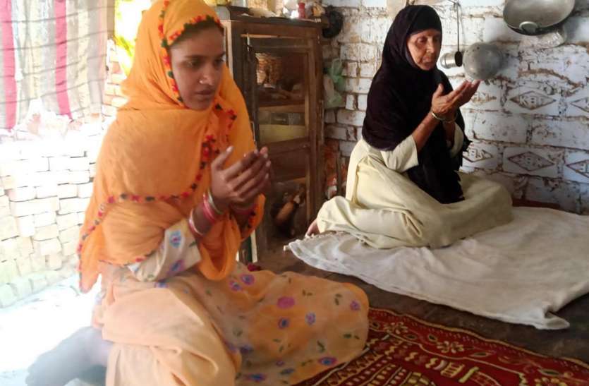 सास चुन्नी बेगम ने बहू मीरा संग रखा रोजा, मुल्क को कोरोना से बचाने की मांगी दुआ सास चुन्नी बेगम ने बहू मीरा संग रखा रोजा, मुल्क को कोरोना से बचाने की मांगी दुआ