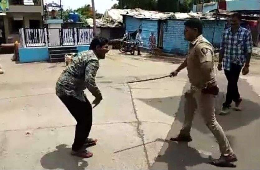 पुलिस ने सख्ती से काम लेते हुए लोगों को फटकारा समझाइश के बाद बाहर घूमने वालों पर अब पुलिस का चल रहा डंडा, सौ से अधिक वाहन जब्त