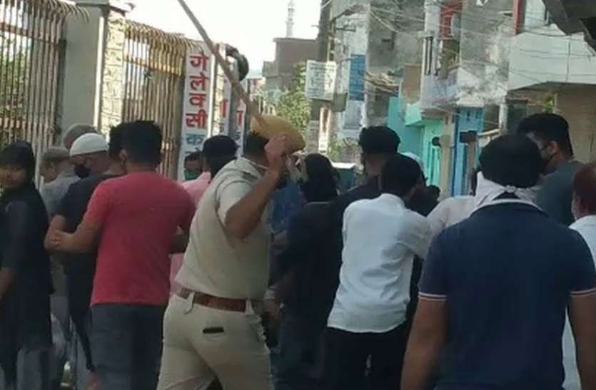 बांसवाड़ा : लॉकडाउन के दौरान सख्ती के साथ शहर में चला पुलिस का डंडा, 17 गाडिय़ां जब्त, दो गिरफ्तार बांसवाड़ा : लॉकडाउन के दौरान सख्ती के साथ शहर में चला पुलिस का डंडा, 17 गाडिय़ां जब्त, दो गिरफ्तार