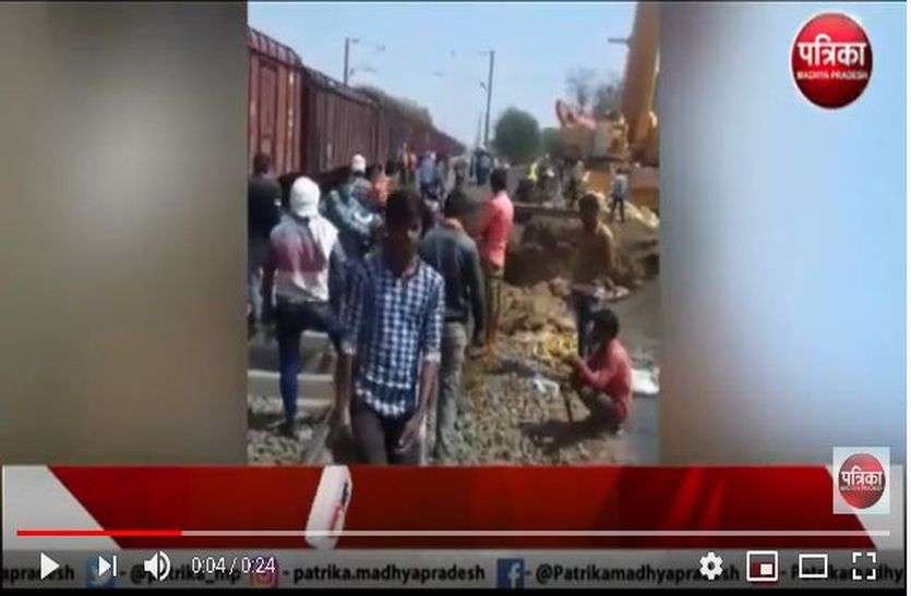 देखें VIDEO बगैर मास्क सेनेटाईजर दिए मेगा ब्लॉक में करवा रहे काम