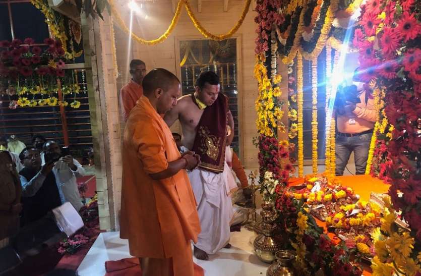 UP Top News : नवरात्रि पर पहली बार सूने पड़े हैं मां के मंदिर, वैकल्पिक गर्भगृह में चांदी के सिंहासन पर विराजे रामलला UP Top News : नवरात्रि पर पहली बार सूने पड़े हैं मां के मंदिर, वैकल्पिक गर्भगृह में चांदी के सिंहासन पर विराजे रामलला