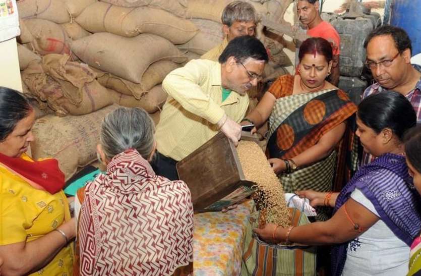 ration.jpg Coronavirus Lockdown के बीच 3 महीने तक 80 करोड़ लोगों को 2 रुपए में गेहूं और 3 रुपए का मिलेगा चावल