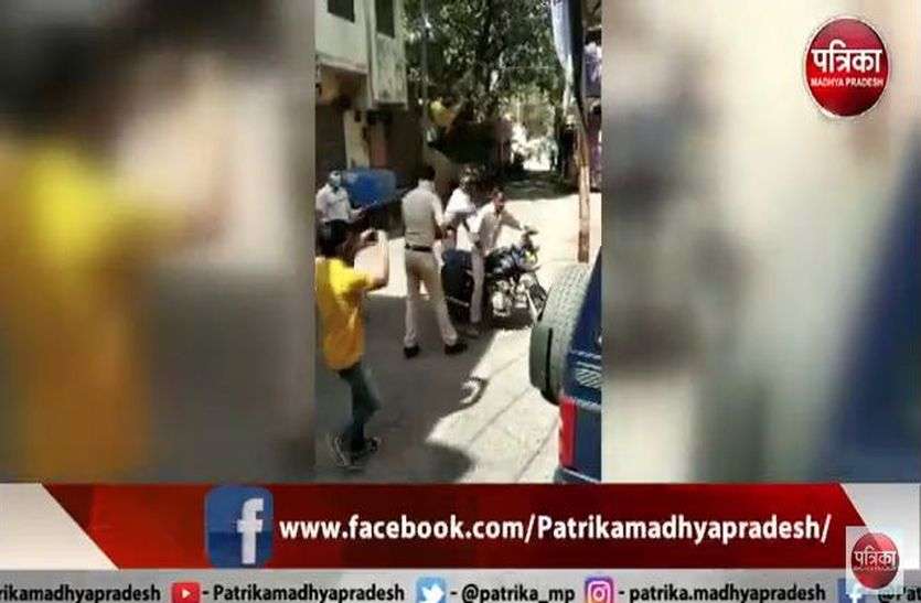 देखें VIDEO लॉकडाउन में बाहर निकले तो मिलेगा पुलिस के डंडो का प्रसाद देखें VIDEO लॉकडाउन में बाहर निकले तो मिलेगा पुलिस के डंडो का प्रसाद