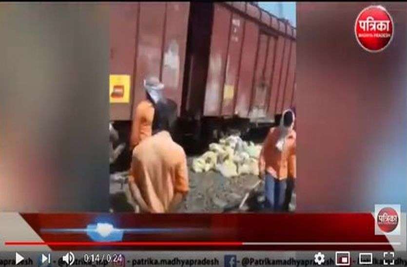 देखें VIDEO बगैर मास्क सेनेटाईजर दिए मेगा ब्लॉक में करवा रहे काम देखें VIDEO बगैर मास्क सैनिटाइजर दिए मेगा ब्लॉक में करवा रहे काम