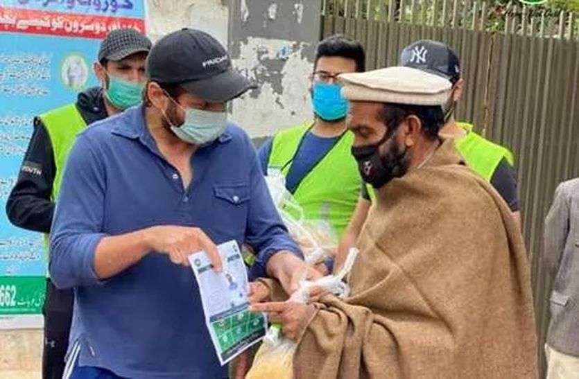 Shahid Afridi सैल्यूट : कोरोना के खौफ के बावजूद घर में नहीं है यह क्रिकेटर, लोगों के बीच जाकर मदद कर रहा है