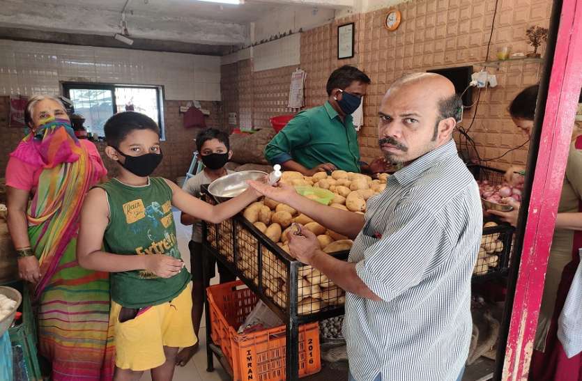 सोशल डिस्टेंस Coronavirus: दुकानों पर भीड़ कम करने के लिए सोशल मीडिया का सहारा, आप भी दिखाएं समझदारी