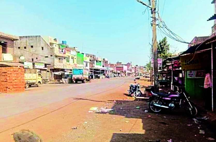 बंद का लाभ उठाकर महंगे दाम में सामान बेच रहे दुकानदार बंद का लाभ उठाकर महंगे दाम में सामान बेच रहे दुकानदार