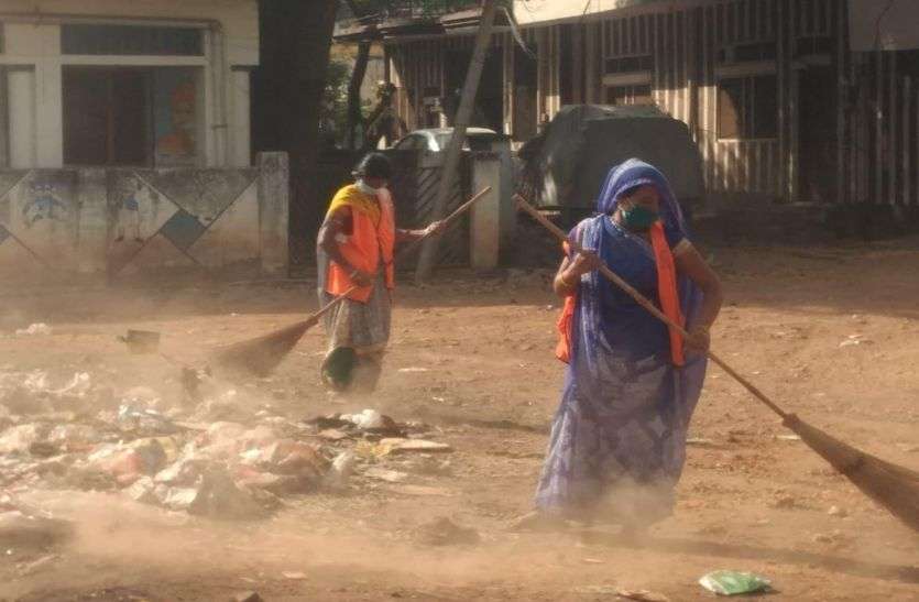 सफाईकर्मियों को दिया एक मास्क, हो रहा उनके स्वास्थ्य से खिलवाड़ सफाईकर्मियों को दिया एक मास्क, हो रहा उनके स्वास्थ्य से खिलवाड़